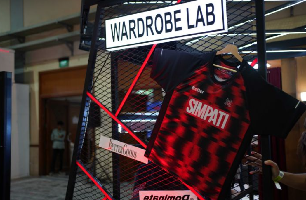 SIMPATI di USS 2025 menghadirkan ragam bentuk merchandise kolaborasi dengan Dwiky KA, Dominate, dan Better Goods.