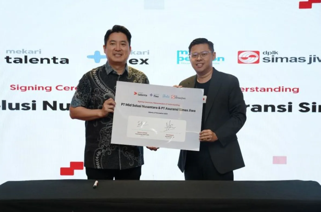 Kepala DPLK Business Simas Jiwa Alvin Ginardi bersama Head of Business Mekari Talenta Stevens Jethefer
