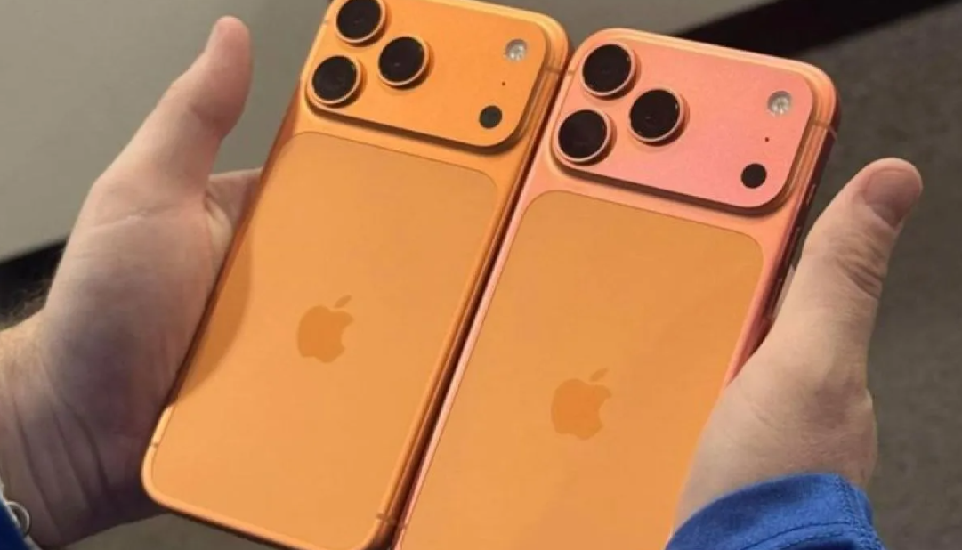 Tampilan komparasi iPhone 17 Pro Cosmic Orange yang mengalami perubahan warna dan yang belum mengalami perubahan warna.