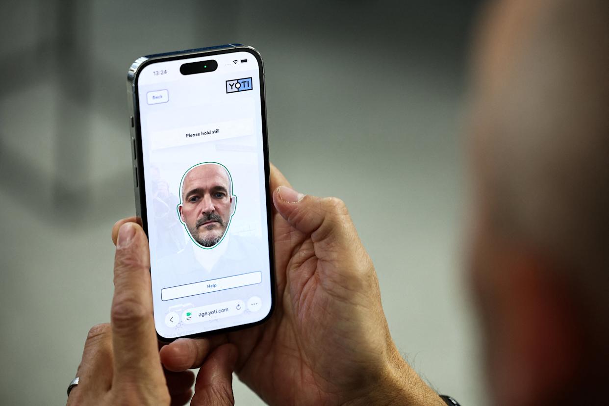 Undang-undang verifikasi usia diberlakukan untuk internet terbuka