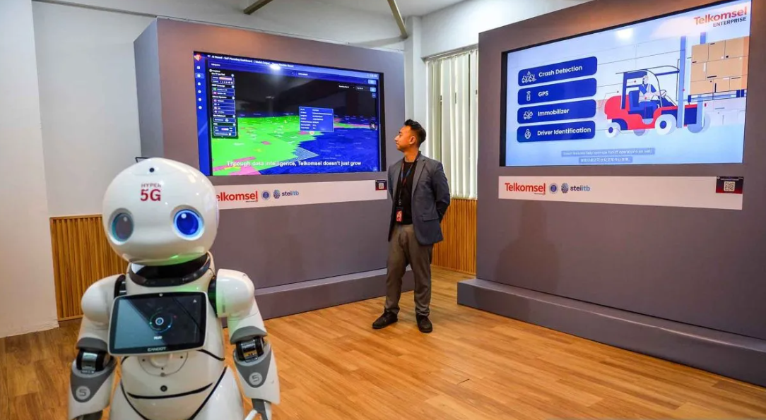 Pengunjung memperhatikan perangkat berbasis kecerdasan buatan di AI Innovation Hub di Kampus ITB