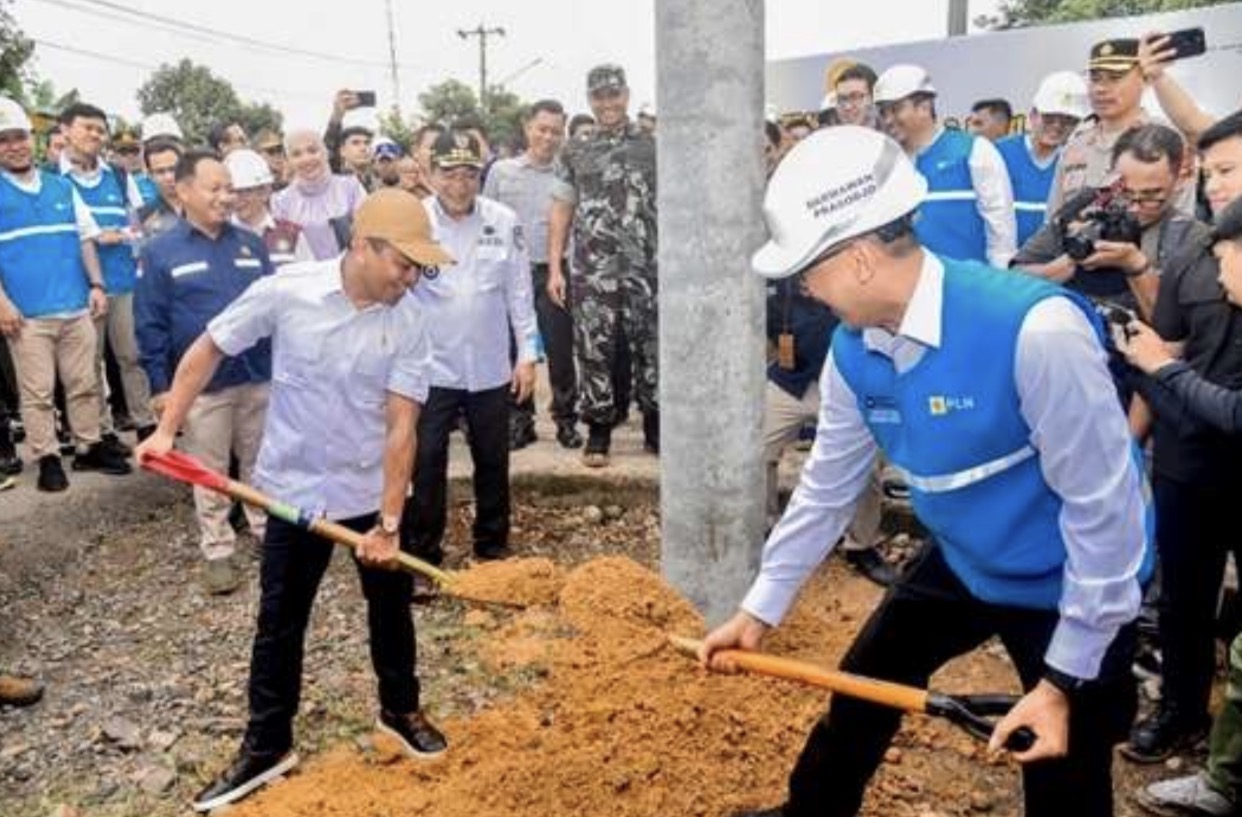 Menteri ESDM Bahlil Lahadalia saat meninjau pembangunan program Lisdes di Desa Bandarjaya, Kecamatan Sekayu, Kabupaten Musi Banyuasin, Sumatera Selatan, Kamis (16/10).
