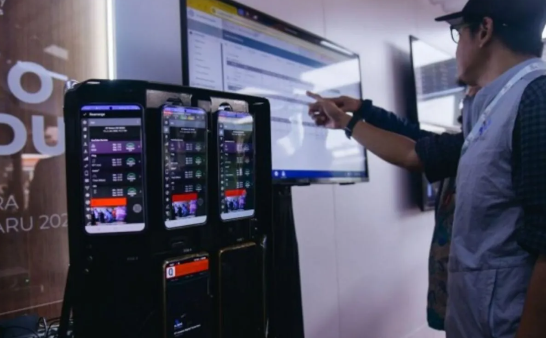 Wakil Menteri Komunikasi dan Digital (Wamenkomdigi) Nezar Patria melihat hasil monitoring kualitas jaringan telekomunikasi saat meninjau Posko Terpadu Nataru di Bandara Soekarno Hatta