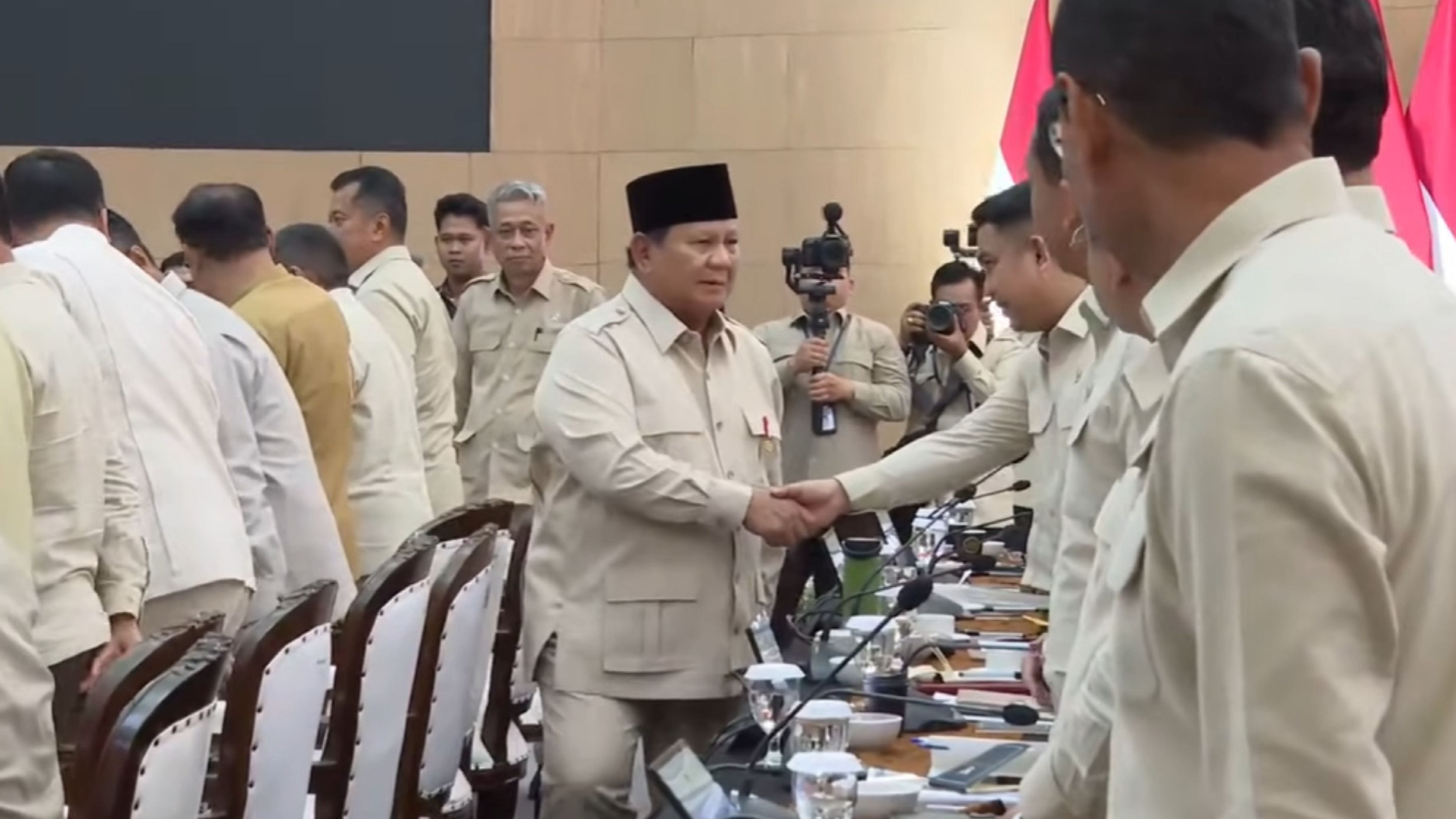 Presiden Prabowo Subianto saat memberi salam satu persatu ke peserta taklimat awal tahun (credit: YouTube/Sekretariat Presiden)