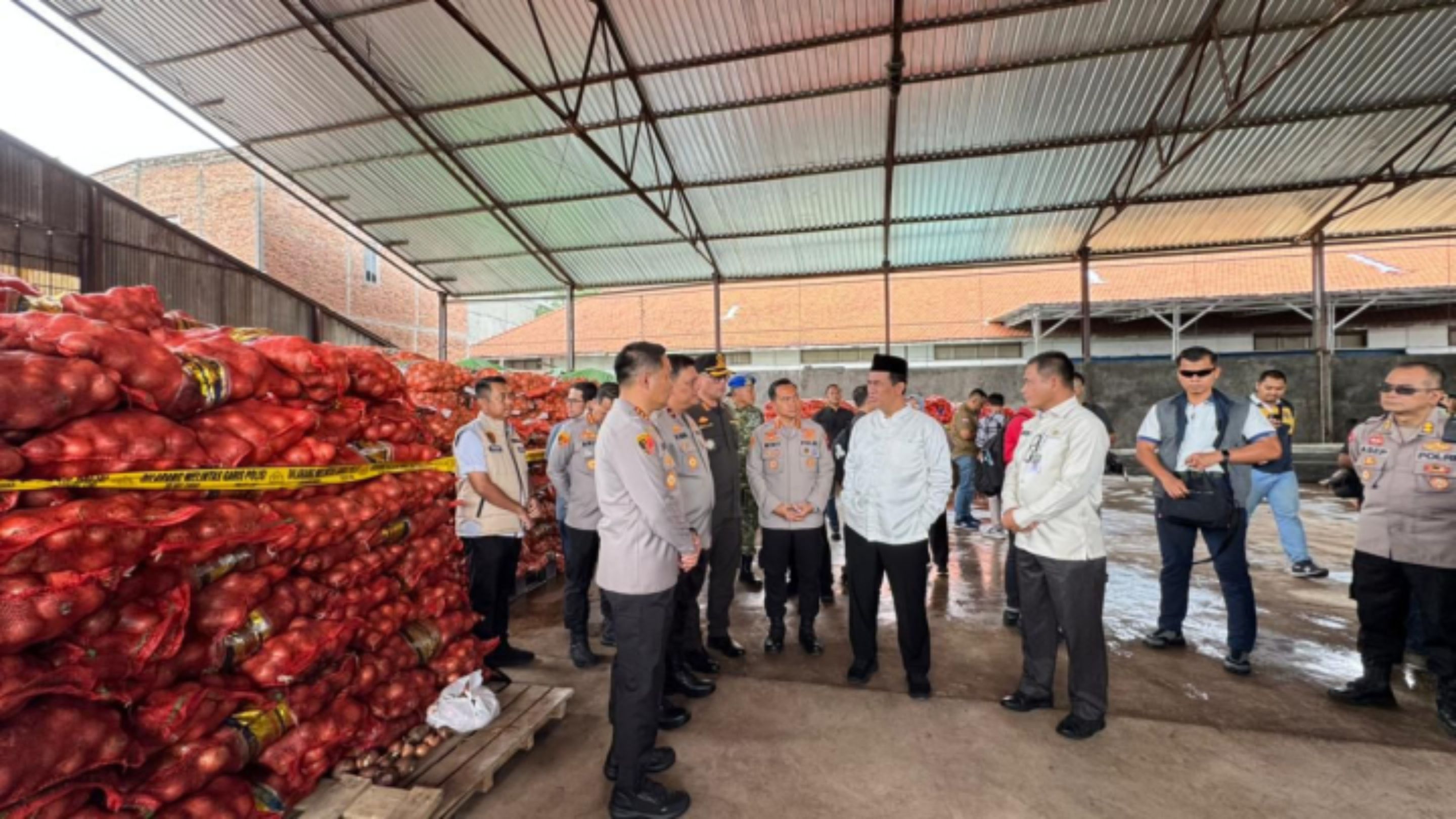 Mentan Amran menggagalkan penyelundupan bawang bombai ilegal (credit: pertanian.go.id)