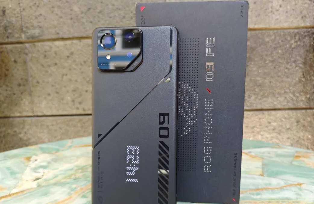 Tampilan ponsel gaming ASUS ROG Phone 9 FE.