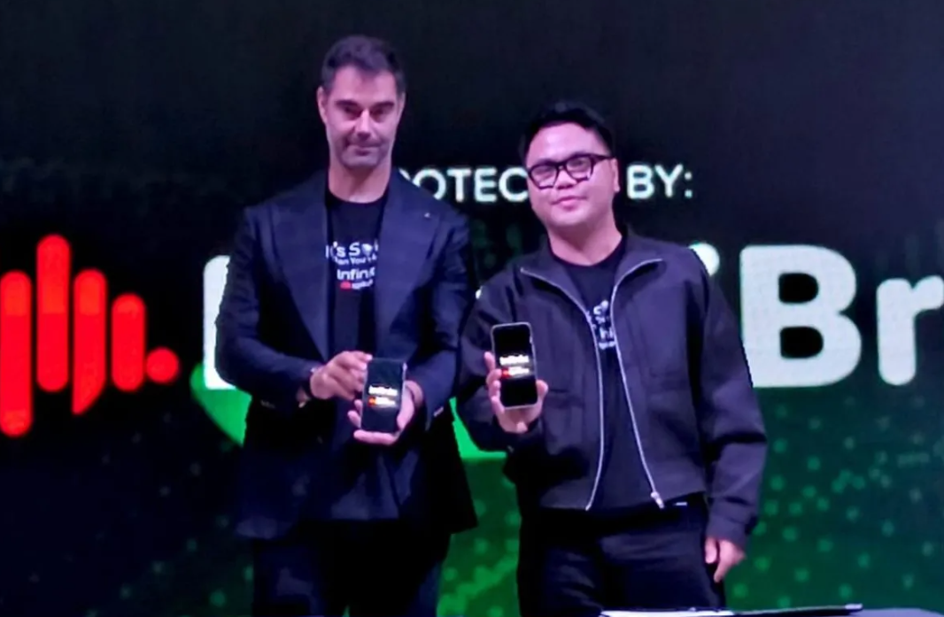 Presiden Direktur ITSEC Asia Patrick Dannacher (kiri) dan Head of Marketing Infinix Indonesia Sergio Ticoalu di kawasan Senayan, Jakarta