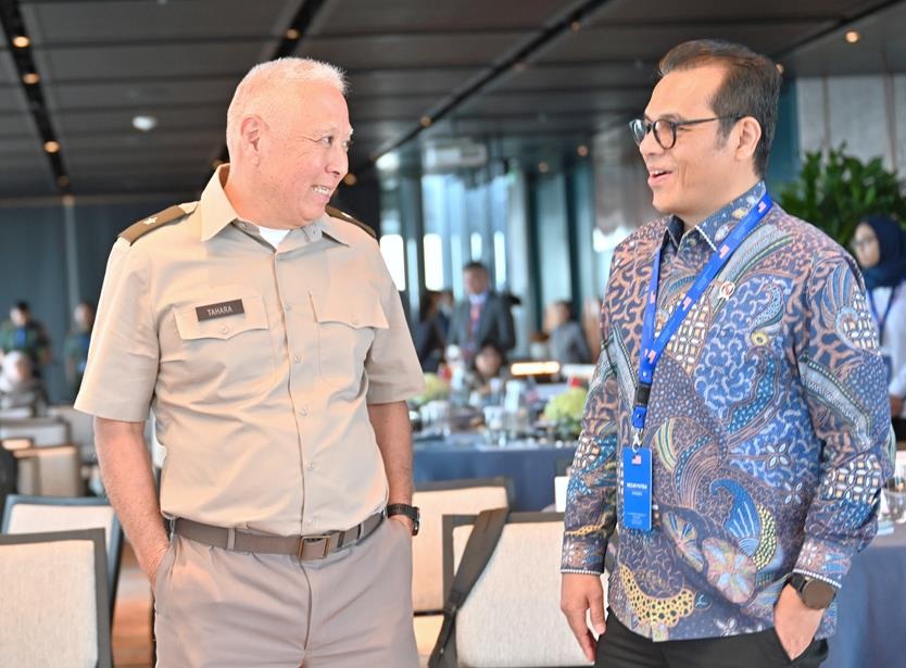 Panglima Garda Nasional Hawaii BrigJen Tyson Tahara bersama Wakil Menteri Komunikasi dan Digital Nezar Patria.
