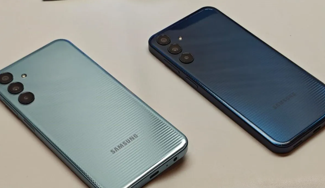Tampilan ponsel pintar Samsung Galaxy M15. 
