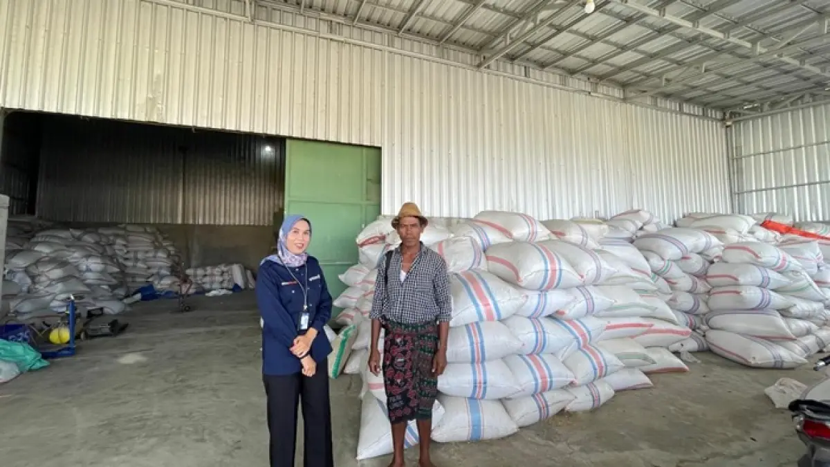 Sri Malasarin, Mantri BRI yang bertugas di Mujur, Kecamatan Praya Timur, Kabupaten Lombok Tengah, Provinsi Nusa Tenggara Barat.