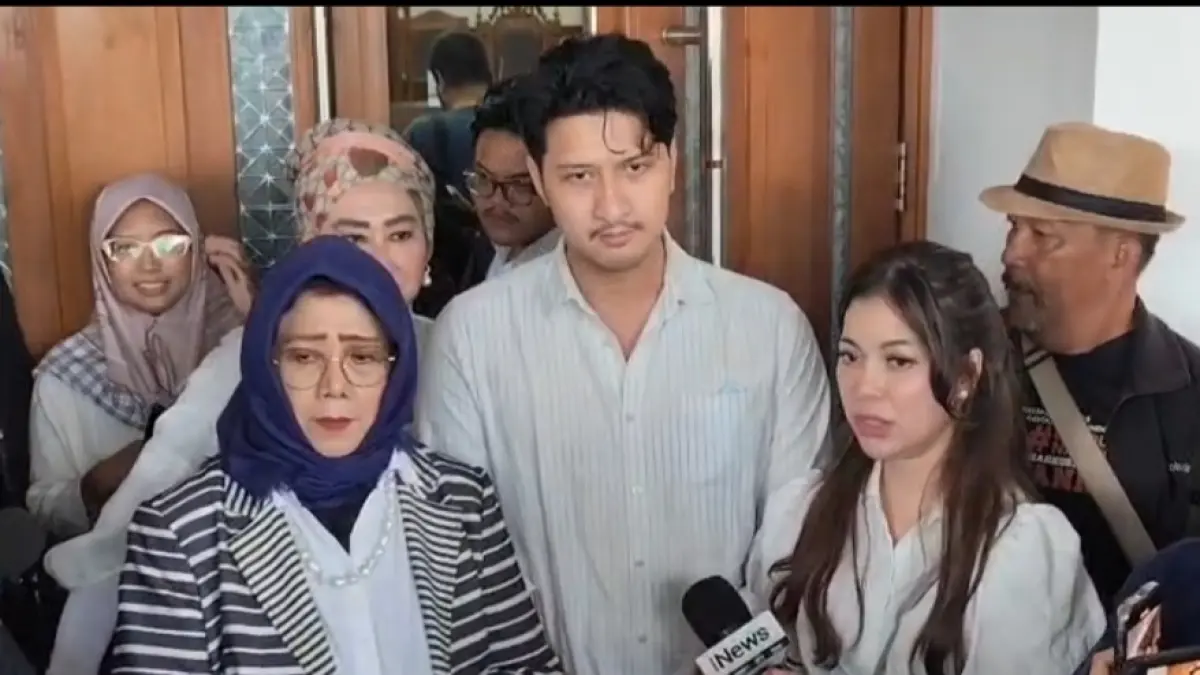 Dokter Kamelia didampingi Aditya Zoni memberikan keterangan kepada awak media terkait kondisi Ammar Zoni. (Abdul Rahman)