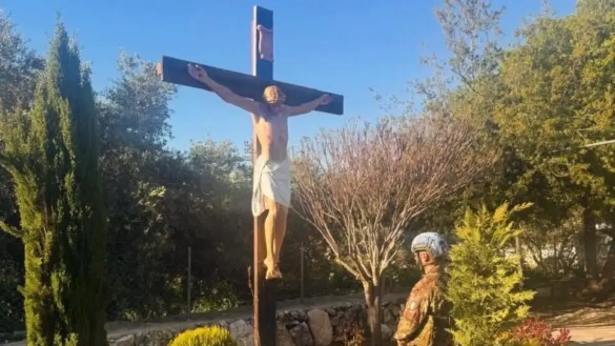 Seorang prajurit Italia dari misi UNIFIL berdoa di depan patung Yesus baru di Debl, Lebanon, 22 April 2026 (OSV News)