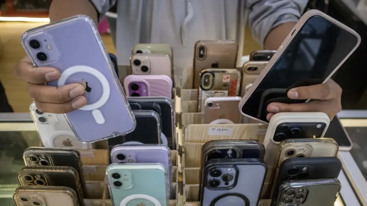Seorang pramuniaga memperlihatkan unit ponsel iPhone yang tersedia untuk disewakan di gerai Adamasanyaforlife, Kota Cimahi, Jawa Barat, Jumat (13/3/2026). (Antara/Abdan Syakura/rwa)