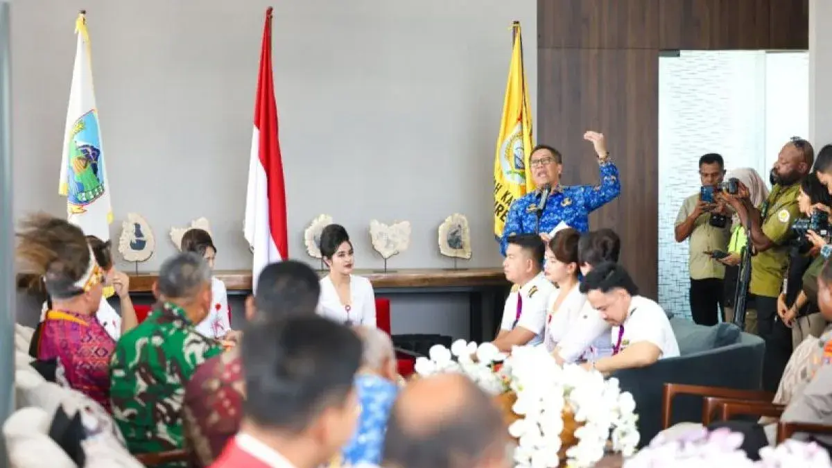 Silwanus Sumule selaku Pj Sekda Papua Tengah menerima kunjungan manajemen Batik Air di ruang kerjanya pada Kamis (23/4/2026). (Antara//HO-Humas Pemprov Papua Tengah)