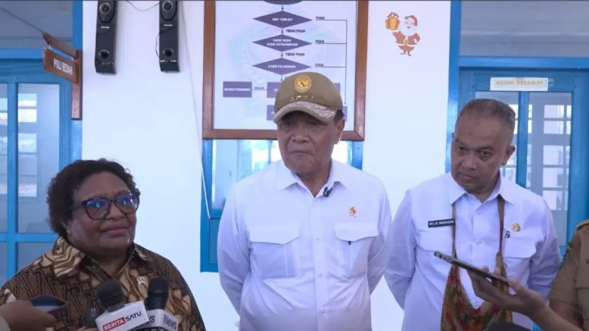 Wamendagri Ribka Haluk (kiri) berikan keterangan usai mendampingi Wakil Presiden (Wapres) Gibran Rakabuming Raka dalam rangkaian kunjungan kerja ke sejumlah wilayah di Tanah Papua. (Antara/HO-Kemendagri)