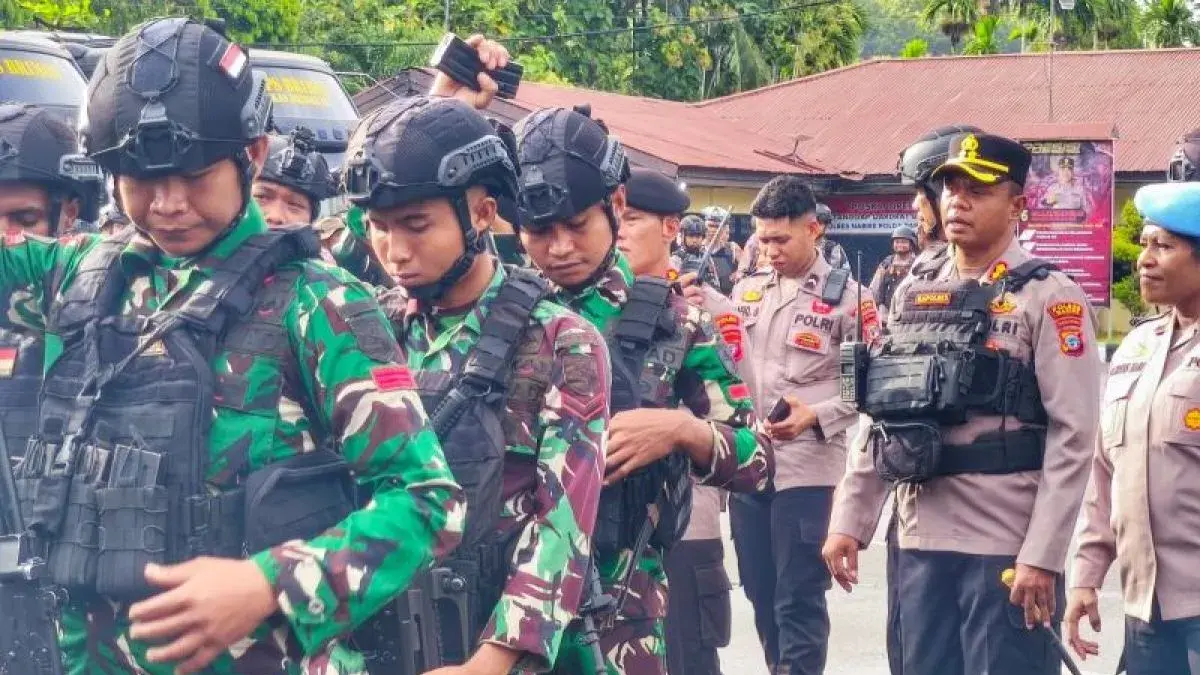 Di halaman Mako Polres Nabire, Senin (27/4/2026), Samuel D. Tatiratu melakukan inspeksi terhadap pasukan usai apel gabungan TNI-Polri dan Satpol PP. (Antara/Ali Nur Ichsan)