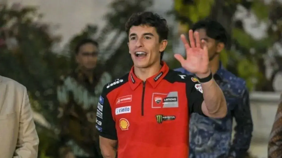 Marc Marquez melambaikan tangan usai bertemu dengan Presiden Prabowo Subianto di kompleks Istana Kepresidenan, Jakarta, Selasa (30/9/2025) (Antara/Hafidz Mubarak)