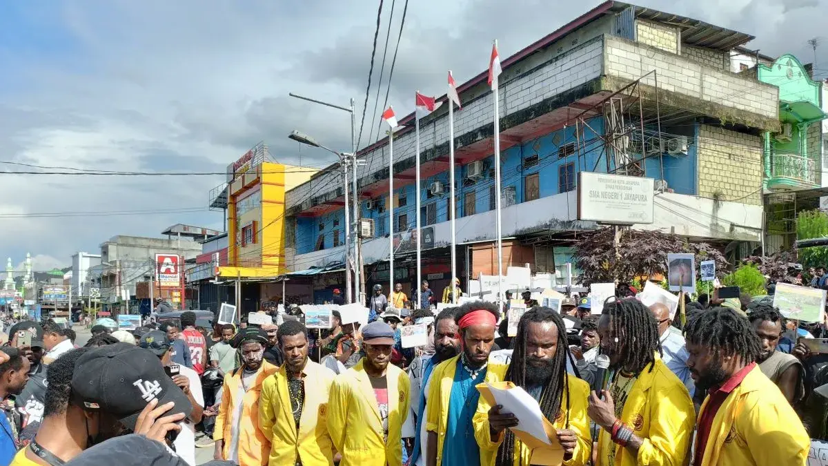 Aksi demo mahasiswa berlangsung di kawasan Lingkaran Abepura, Distrik Abepura, Kota Jayapura, pada Senin (27/4/2026). (Antara/Ardiles Leloltery)