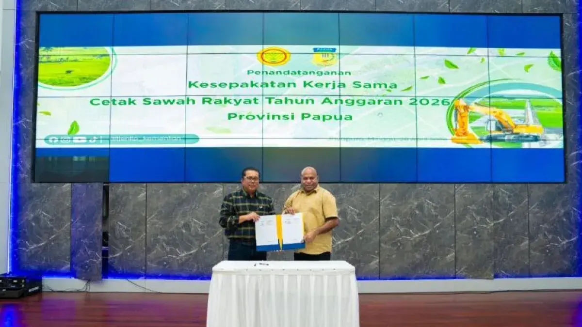 Gubernur Papua, Mathius D Fakhiri, menandatangani kerja sama dengan Direktur Jenderal Lahan dan Irigasi Pertanian Kementerian Pertanian, Hermanto, di Gedung Negara, Kota Jayapura, pada Minggu (27/4). (Antara/HO- Pemprov Papua)
