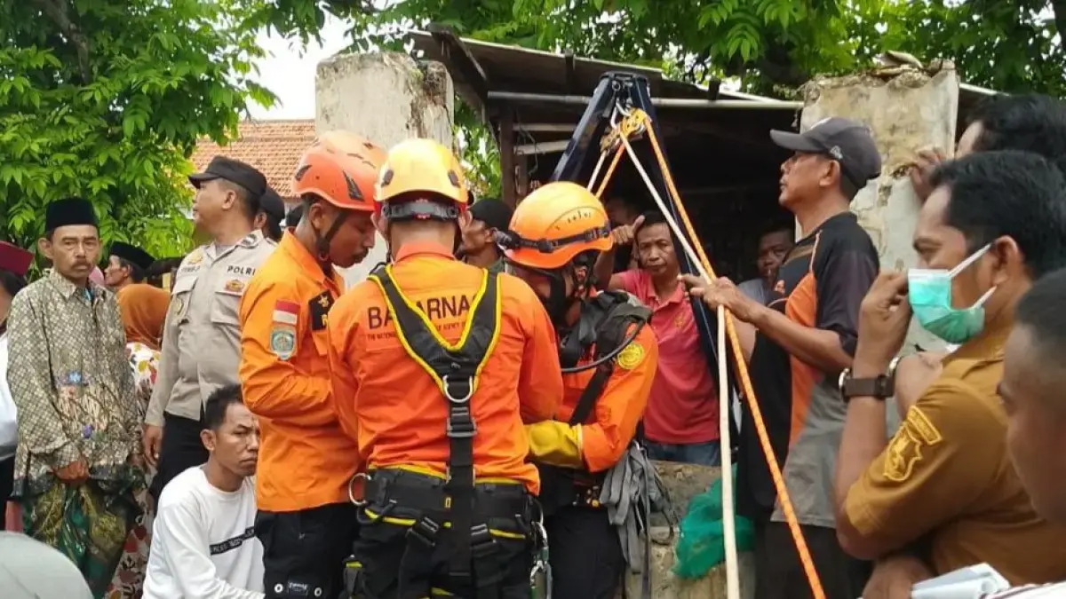 Tim SAR gabungan melakukan proses evakuasi jenazah seorang nenek berusia 76 tahun Senin (27/4).