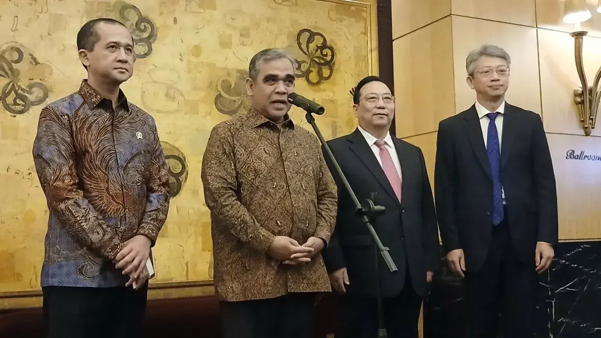 Mentrans M. Iftitah Sulaiman Suryanagara (kiri) tampak memberikan keterangan pers bersama Ketua MPR RI Ahmad Muzani (kedua dari kiri) dan Duta Besar China untuk Indonesia Wang Lutong (kanan) setelah peluncuran buku “Xi Jinping: The Governance of China (Volume V)” edisi Bahasa Inggris di Jakarta, Selasa (28/4/2026). (Antara/Uyu Septiyati Liman)
