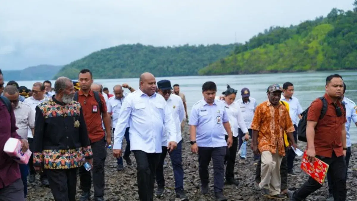Bersama ondoafi dan masyarakat Kampung Waiya, gubernur Papua Matius D Fakhiri meninjau kesiapan pengembangan Distrik Depapre, Kabupaten Jayapura, Rabu (29/4/2026). (Antara)
