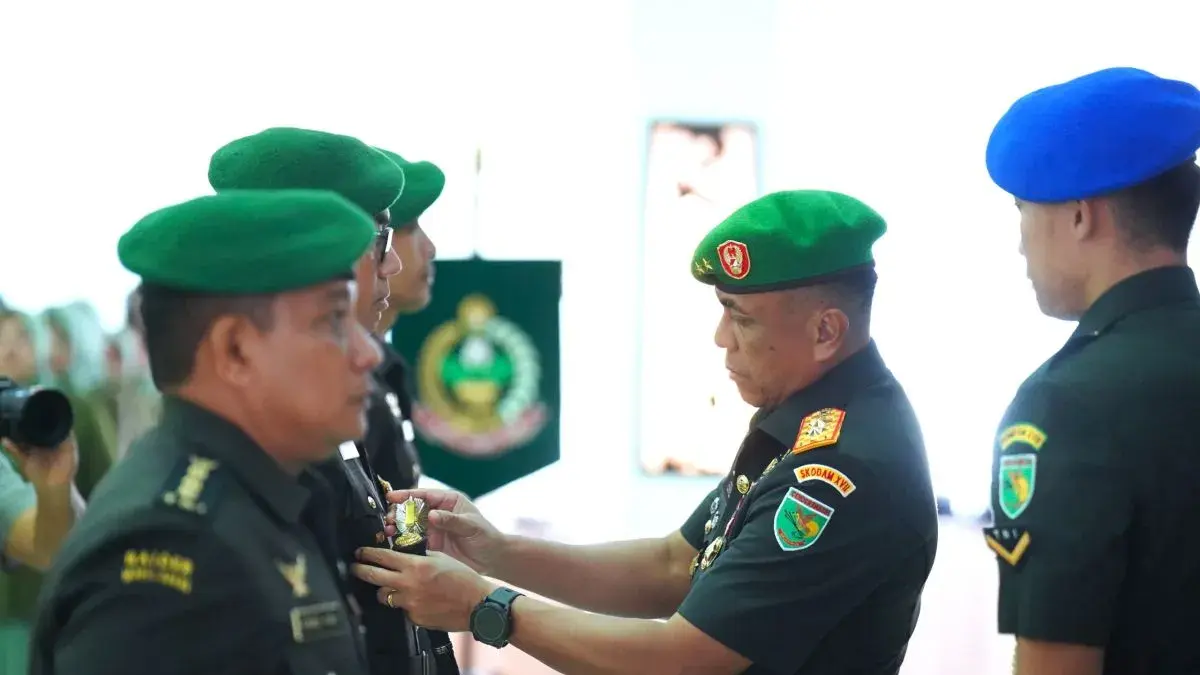 Pangdam XVII/Cenderawasih Mayjen TNI Febriel Buyung Sikumbang saat melakukan Sertijab Pejabat Kodam bertempat Aula Tony Rompis,Kota Jayapura, Papua, Senin (27/4) (Antara)
