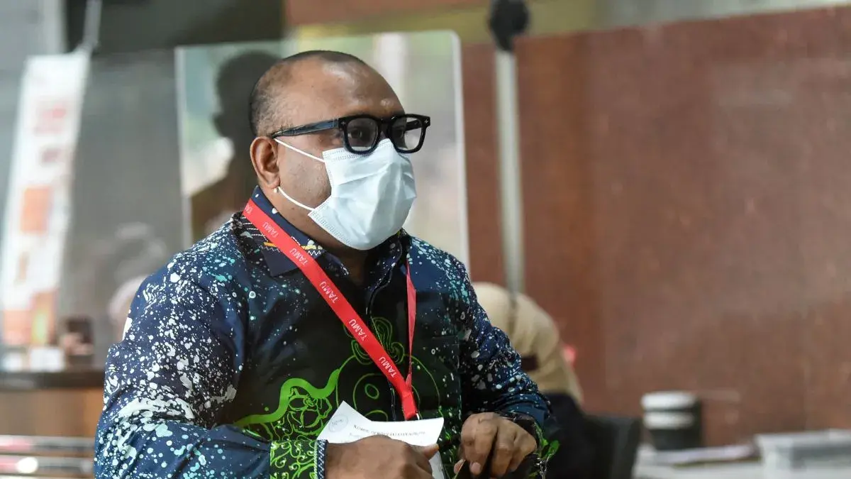 Penyidik KPK memeriksa Alexander K.J. Kapisa sebagai saksi dalam kasus dugaan suap dana penunjang operasional di lingkungan Pemprov Papua. (Antara//Indrianto Eko Suwarso/nz)
