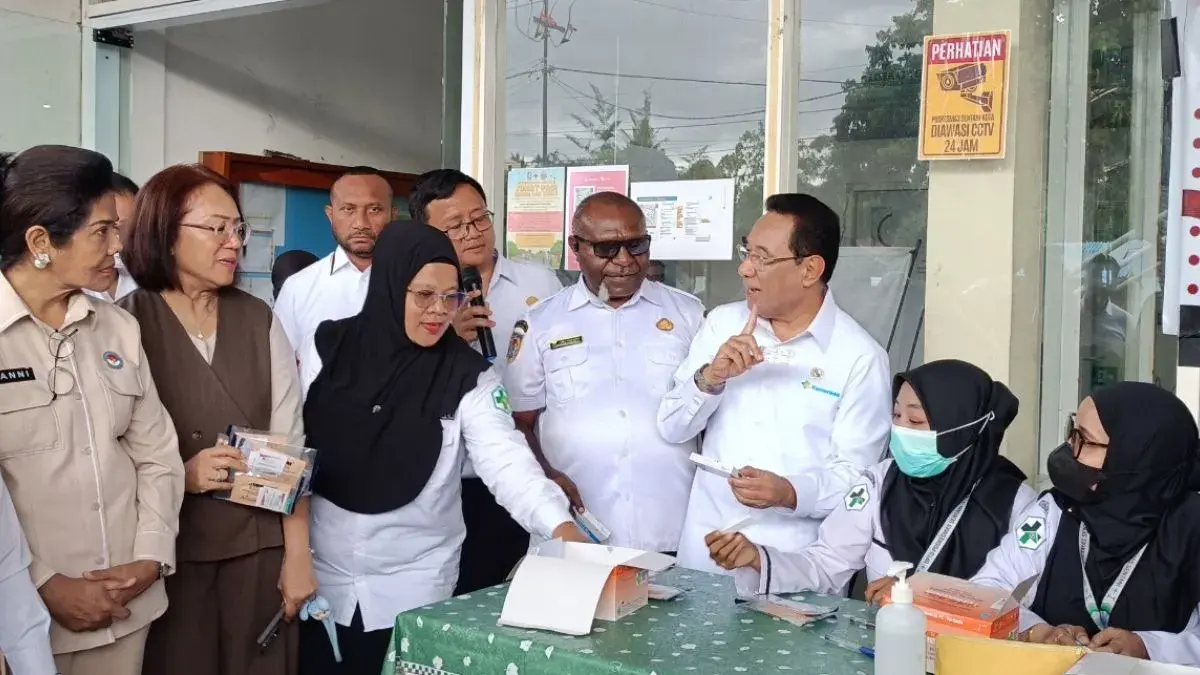 Wamenkes RI Benjamin Paulus Octavianus (ketiga kanan) meninjau pelayanan kesehatan di Puskesmas Sentani Kota, Rabu (29/4/2026). (Antara/Ardiles Leloltery)
