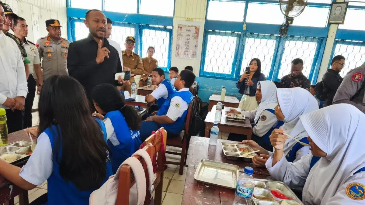 Anggota DPR RI Yan P. Mandenas melakukan kunjungan ke SMP Negeri 1 Nabire untuk memantau pelaksanaan program MBG, Senin (4/5/2026). ANTARA/Ali Nur Ichsan