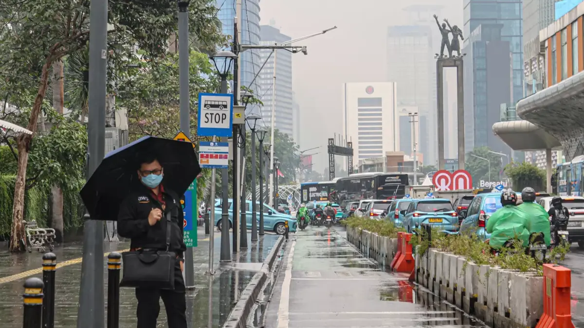 Hujan melanda wilayah Jakarta. (Hanung Hambara/Jawa Pos)
