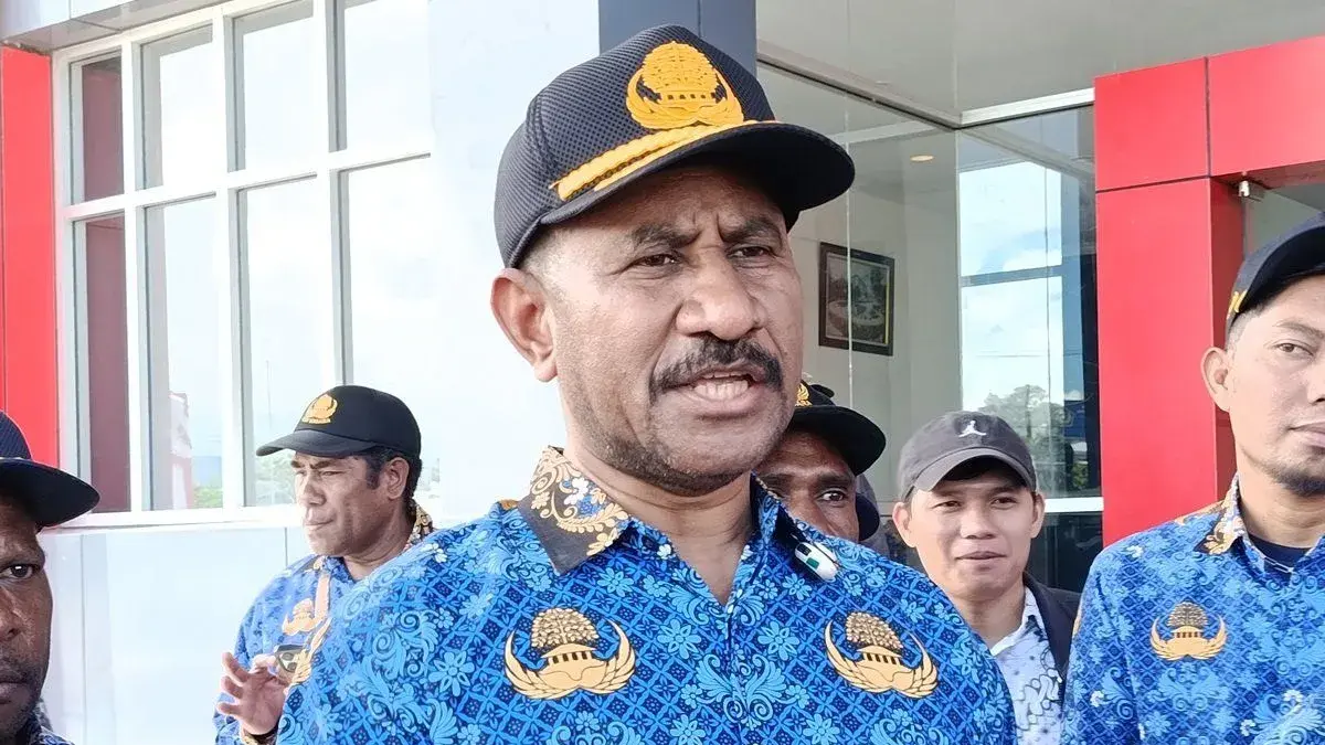 Plt Kepala Disdikbud Papua Pegunungan Simon Sembor diwawancarai sejumlah wartawan di Wamena, Kabupaten Jayawijaya pada perayaan Hardiknas tahun 2026.ANTARA/Yudhi Efendi.