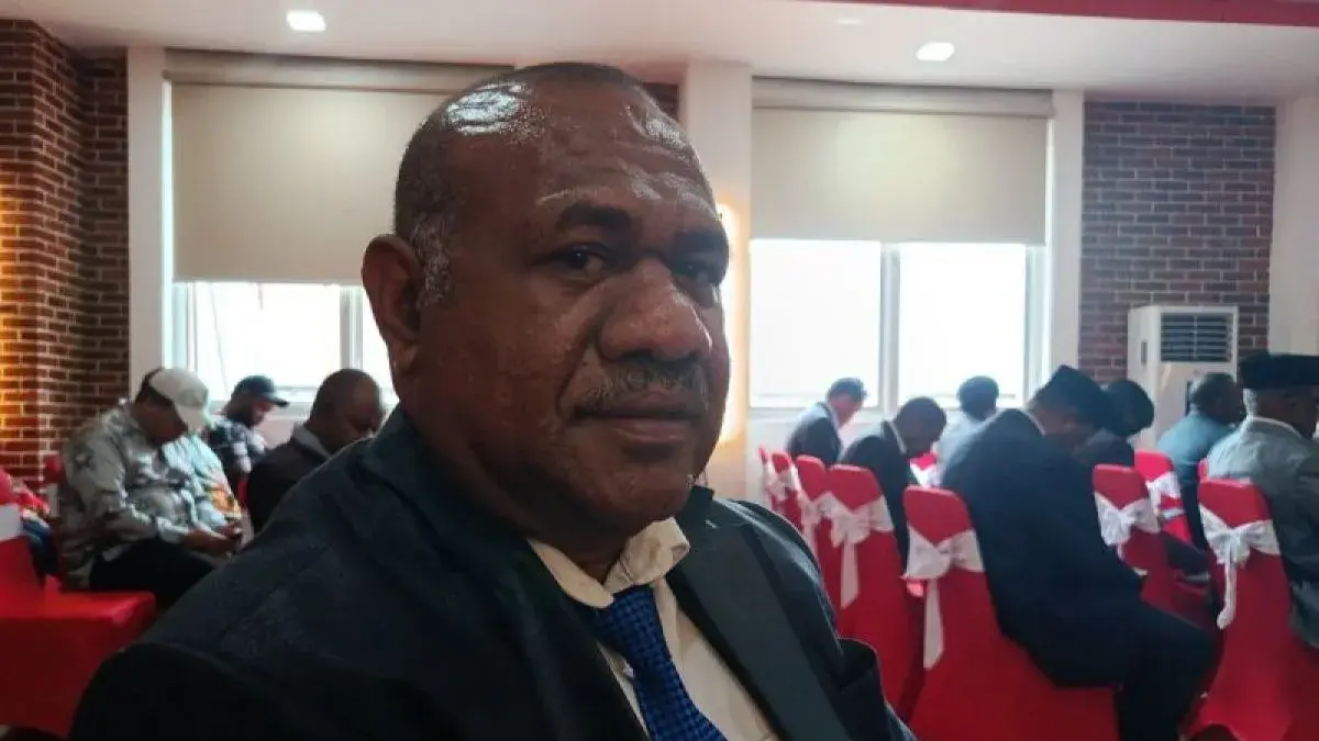 Plt Kepala Dishub Papua Pegunungan Jimmy Yoku diwawancarai sejumlah wartawan di Wamena, Kabupaten Jayawijaya terkait pembangunan lapter Wari, Kabupaten Tolikara.ANTARA/Yudhi Efendi.

