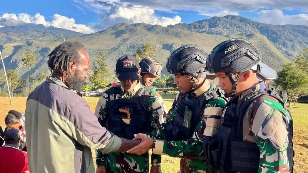 Prajurit Satgas Pamtas Yonif 511/DY terlihat menyalami pihak keluarga saat melayat di rumah duka Kampung Konikme, Distrik Yugungwi, Kabupaten Lanny Jaya, Papua Pegunungan. ANTARA/HO-Dok Satgas Yonif 511/DY.