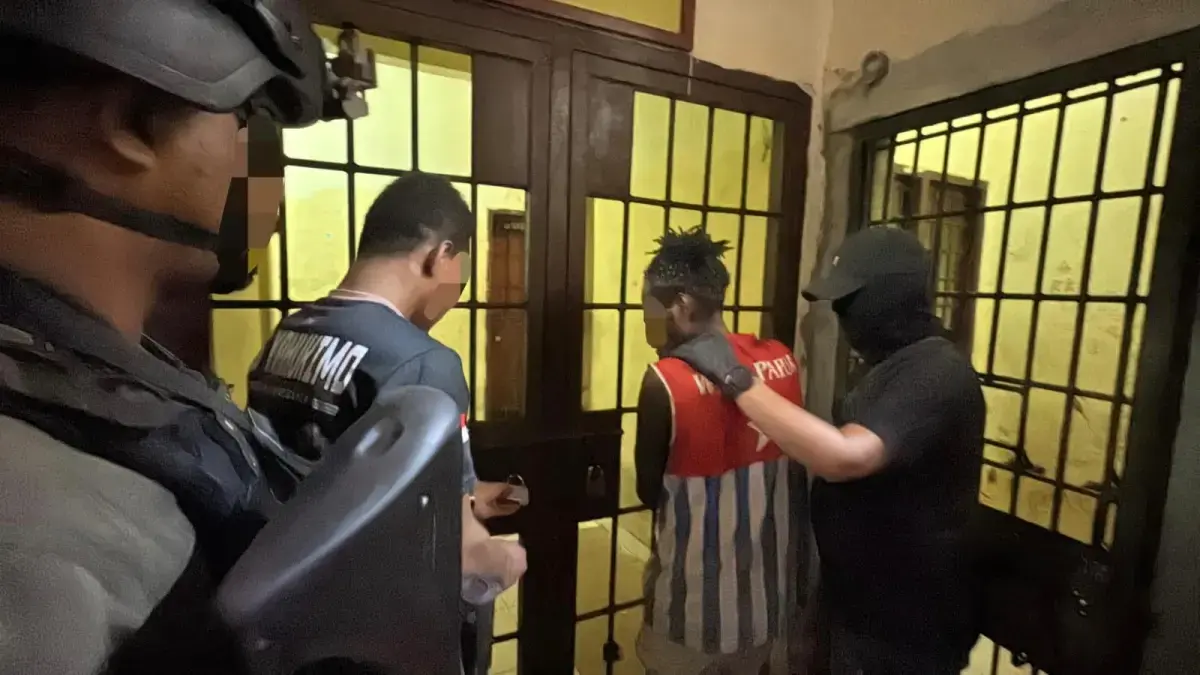 Satgas Operasi Damai Cartenz 2026 memeriksa tersangka kasus pembunuhan pendulang emas di Yahukimo. (Polri)