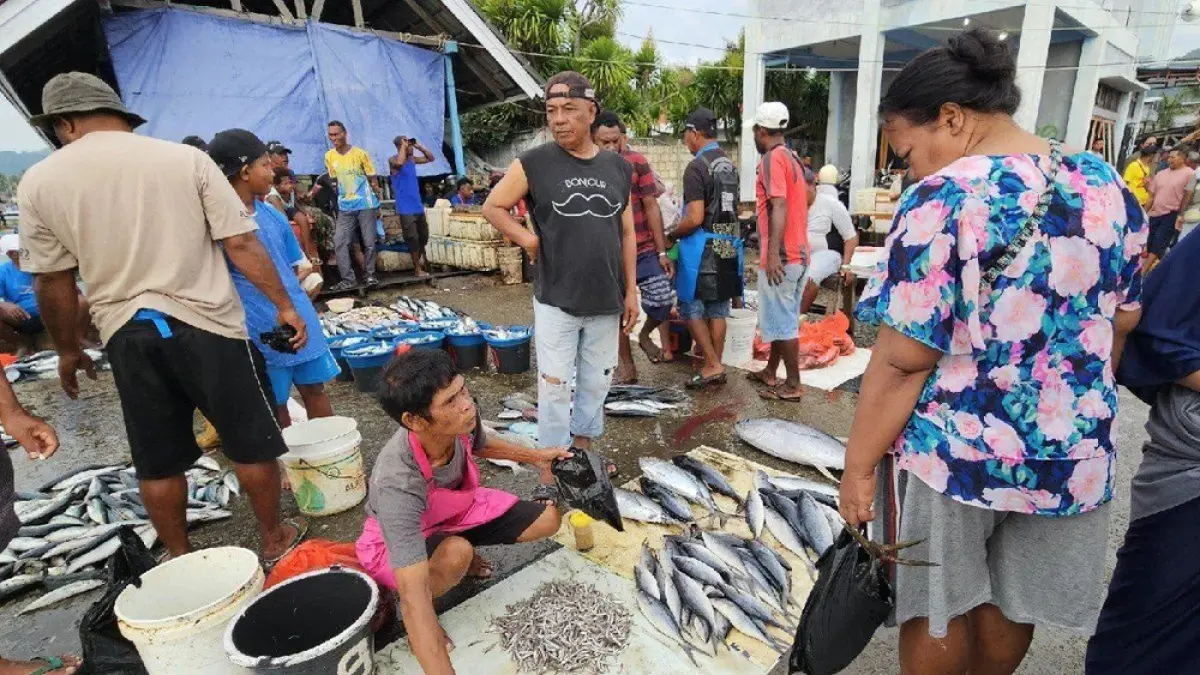 Suasana Pasar Ikan Hamadi di Kota Jayapura, Papua. (Antara/Qadri Pratiwi)