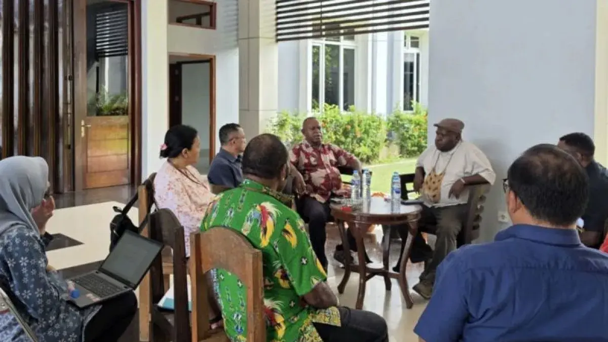 Direktur Pelayanan Hak Asasi Manusia, Osbin Samosir bersama jajaran Kementerian Hak Asasi Manusia melakukan pertemuan dengan Romo Amandus Rahadat dan Romo Benny dari Paroki Katedral Tiga Raja, Timika, Papua Tengah, Jumat (2/5/2026). (Antara/HO-Kementerian HAM)
