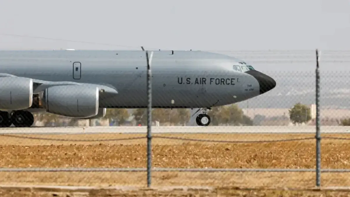 Pesawat Boeing KC-135 Stratotanker milik Angkatan Udara AS melakukan taksi di pangkalan udara Moron di Moron de la Frontera, Spanyol selatan. (Marcelo del Pozo/Reuters)				
