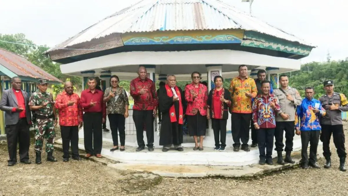 Bupati Elysa Auri tampak berfoto bersama sejumlah tokoh agama serta jajaran Forum Koordinasi Pimpinan Daerah (Forkopimda) di depan Situs Aitumeri, Wasior, Teluk Wondama, Papua Barat. (Antara/HO-Zack Tonu Bala)