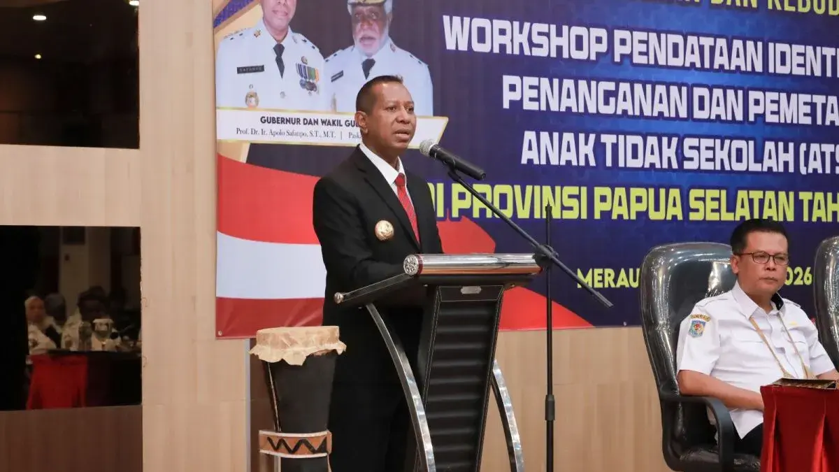 Gubernur Papua Selatan Apolo Safanpo (kiri). (Antara/HO-Humas Pemprov Papua Selatan)