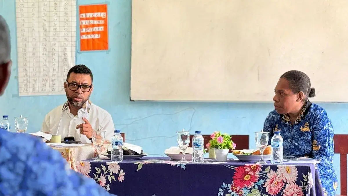 Ketua Komite III DPD RI Filep Wamafma (kiri) saat beraudiensi dengan kepala sekolah dasar se-Distrik Kramomonga di Kampung Kramomongga, Kabupaten Fakfak, Provinsi Papua Barat. (ANTARA/Fransiskus Salu Weking)
