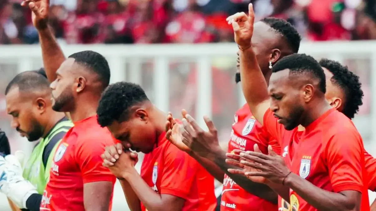 Pemain Persipura Jayapura gagal kalahkan Adhyaksa FC pada laga play-off Liga 2 2025-2026 di Stadion Lukas Enembe, Jumat (8/5/2026). (Persipura)