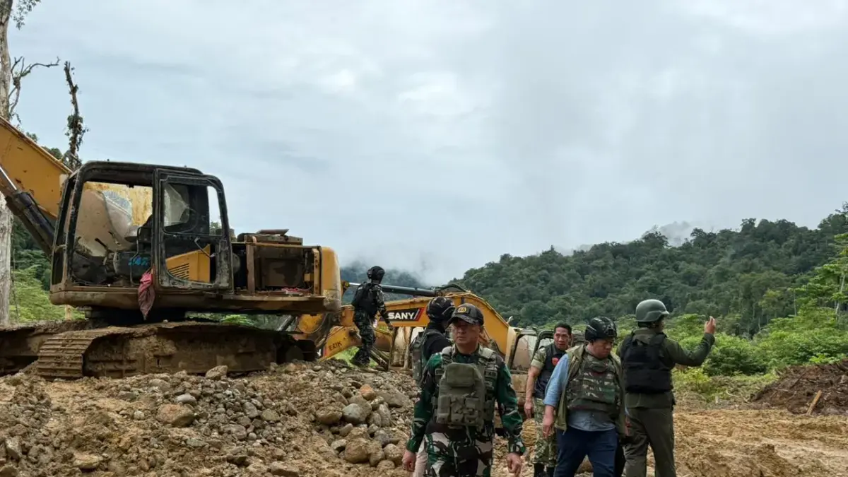 Satgas PKH menindak tambang emas ilegal di wilayah Nabire, Papua Tengah. Sejumlah alat berat ikut disita. (TNI)