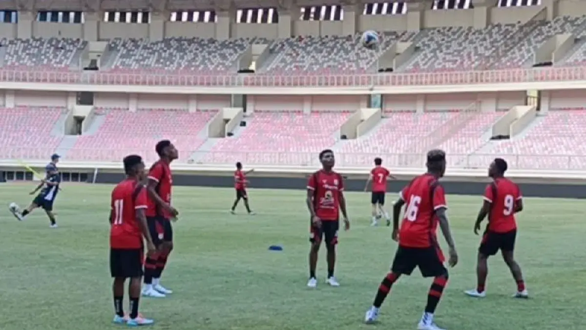 Tim Persipura saat berlatih di lapangan Stadion Lukas Enembe, Kabupaten Jayapura, Papua, Kamis (7/5). (ANTARA/Ardiles Leloltery)