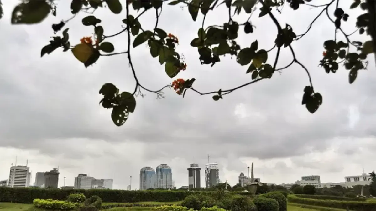 Cuaca berawan di kawasan Monumen Nasional (Monas) Jakarta. (Antara)