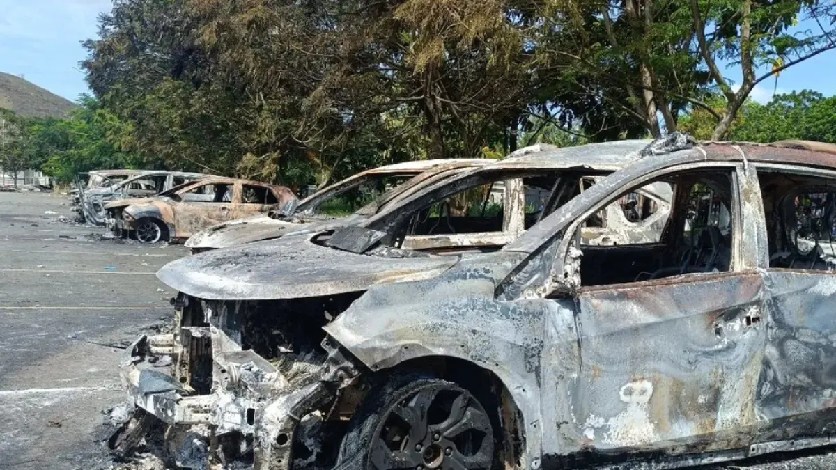 Kondisi kendaraan yang terbakar di Stadion Lukas Enembe setelah pertandingan babak play off antara Persipura Jayapura melawan Adhiyaksa FC di Stadion Lukas Enembe, Jayapura, Jumat (8/5/2026). ANTARA/Ardiles Leloltery
