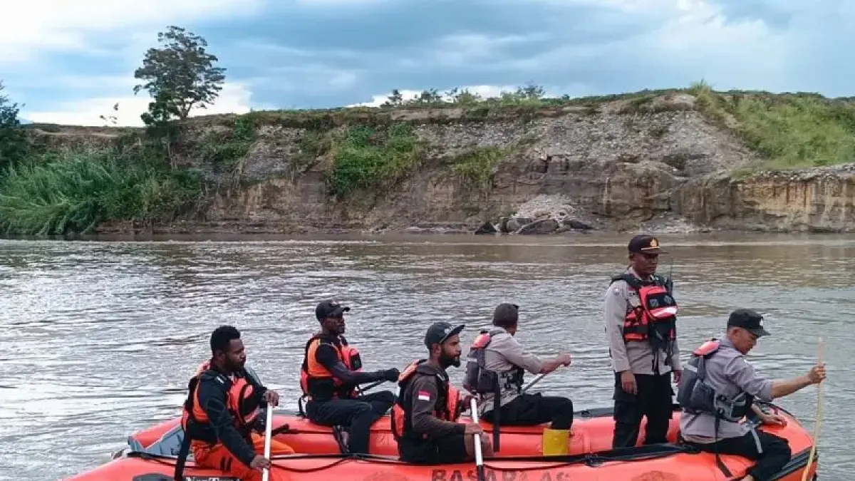 Pencarian korban di Sungai Woume, Wamena, Kabupaten Jayawijaya, Papua Pegunungan. (ANTARA/HO-Humas Polres Jayawijaya)