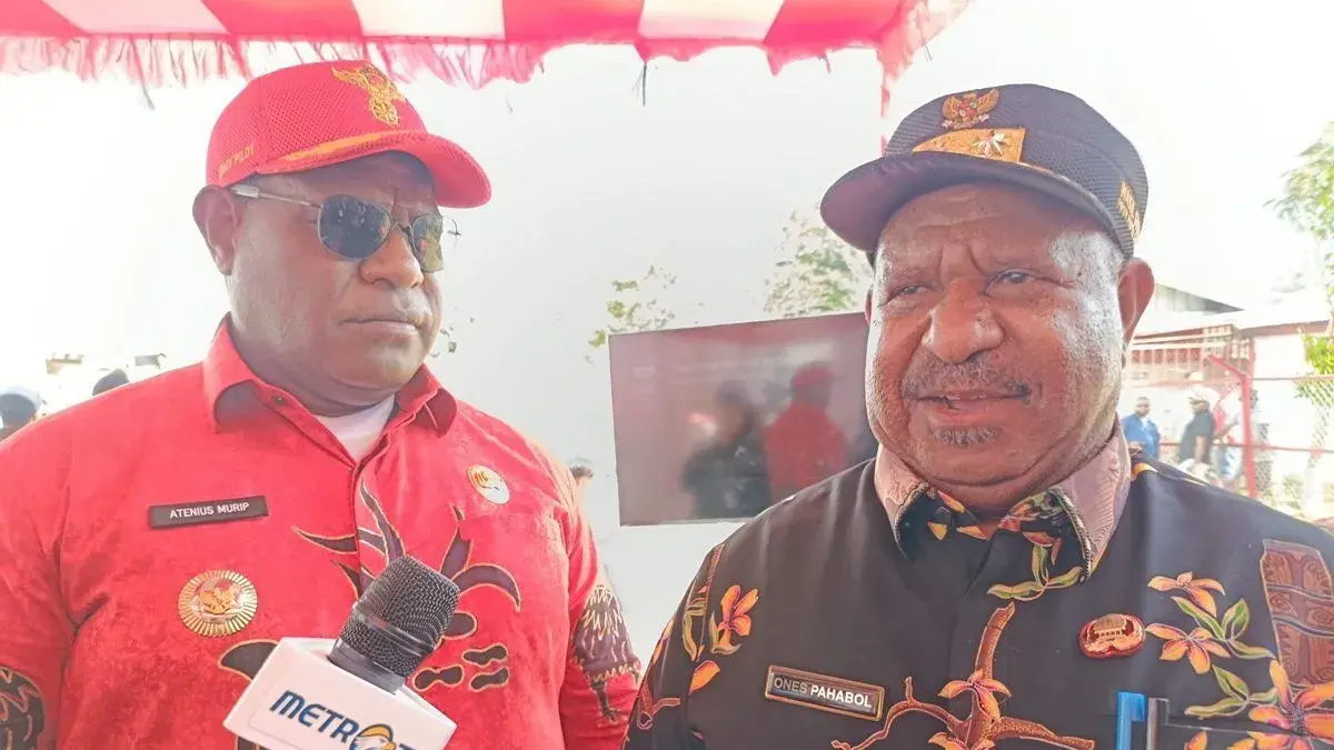 Wakil Gubernur Papua Pegunungan Ones Pahabol bersama Bupati Jayawijaya Atenius Murib saat diwawancarai sejumlah wartawan di Wamena, Kabupaten Jayawijaya. ANTARA/Yudhi Efendi
