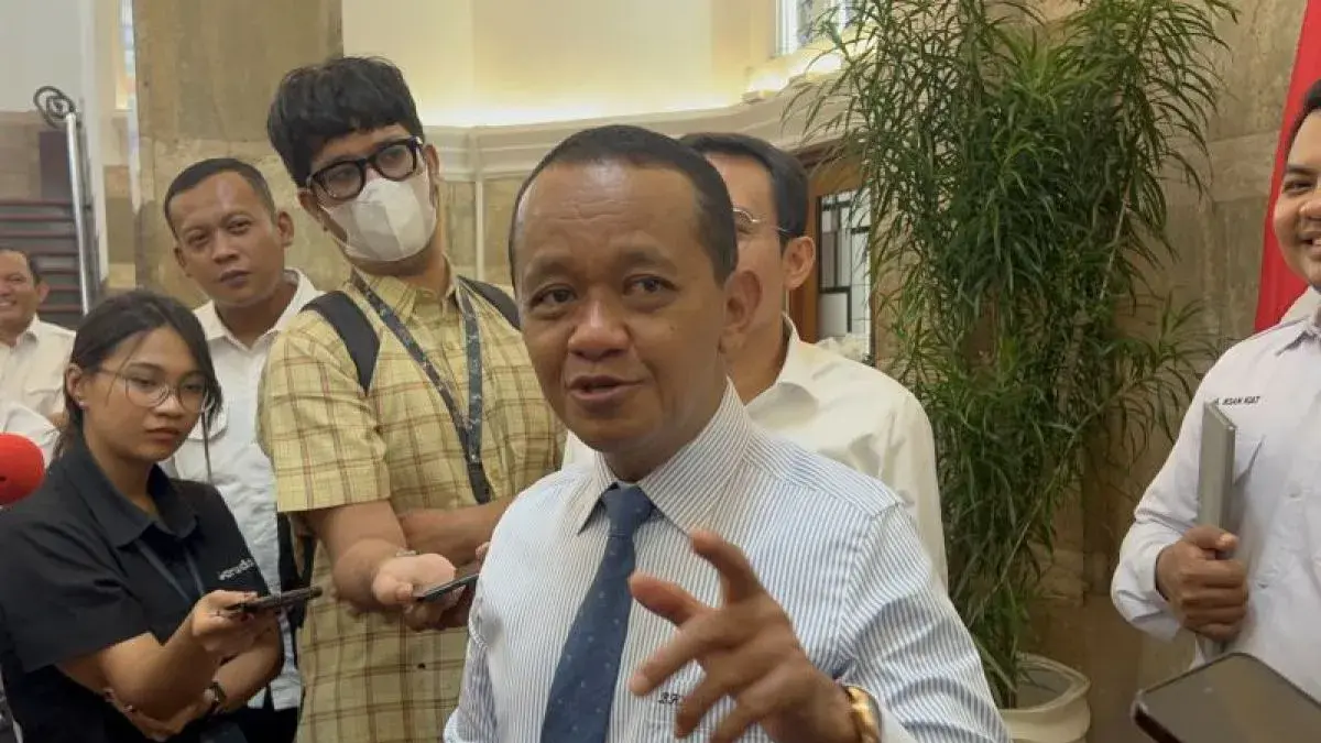 Menteri Energi dan Sumber Daya Mineral (ESDM) Bahlil Lahadalia memberi keterangan ketika ditemui di Kantor Kementerian ESDM, Jakarta, Senin (11/5/2026). (ANTARA/Putu Indah Savitri)
	