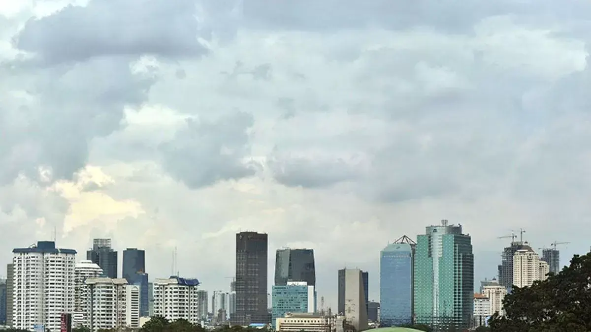 Suasana mendung tampak menyelimuti kawasan Senayan, Jakarta, Rabu (29/2/2023) (Yudhi Mahatma/ANTARA)